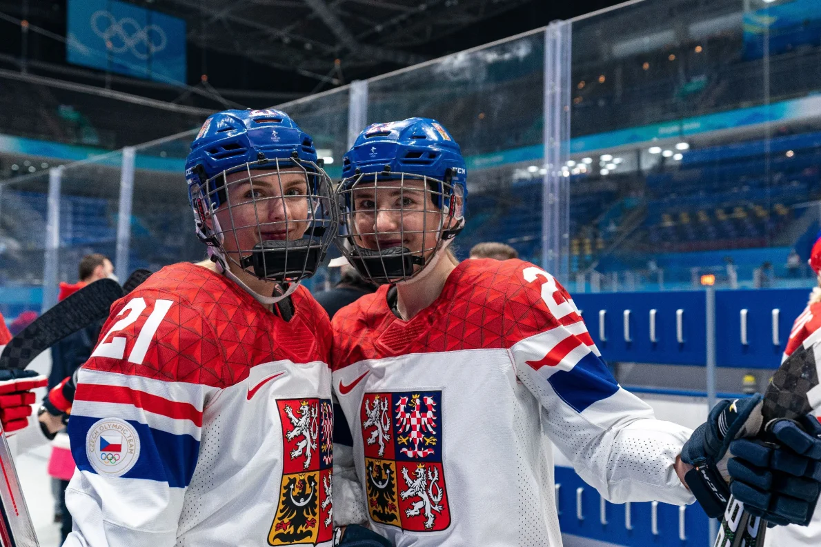 Holky, děkujeme! Přijďte v pátek přivítat na Olympijský festival české hokejistky