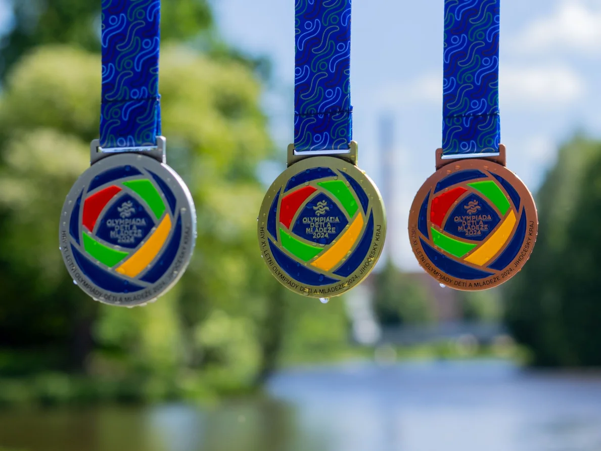 Medaile křtěné Vltavou! Jaký je příběh cenných kovů pro Olympiádu dětí a mládeže