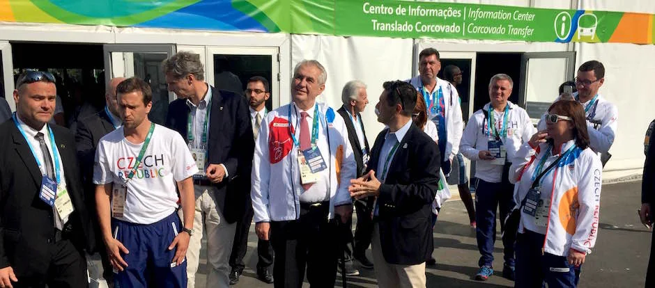 Návštěva z Hradu. Prezident Zeman dorazil v golfovém vozíku a vyfotil se pod Zátopkem