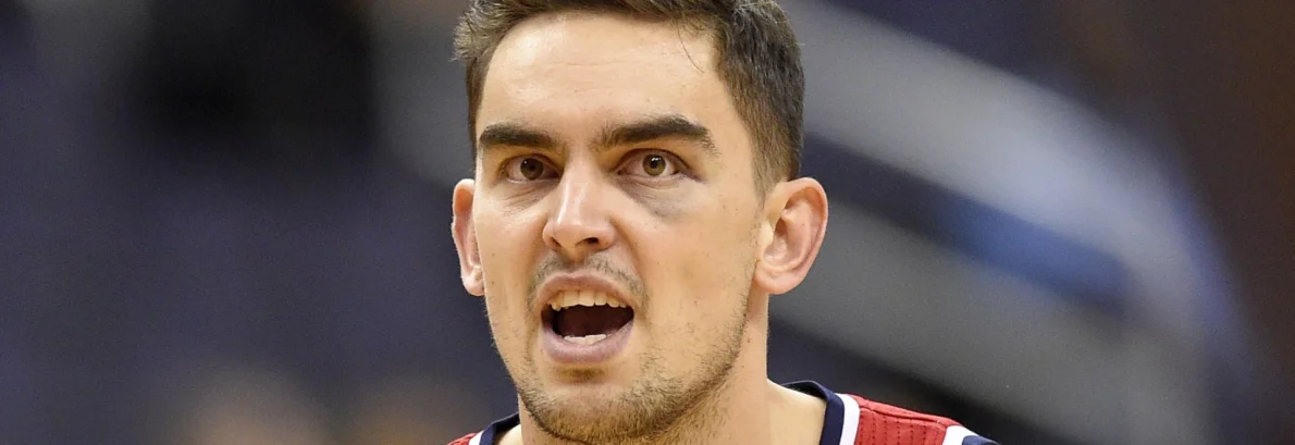 Létající basketbalista Satoranský! Ale kdo při smeči přeskočil 215 centimetrů vysokého borce?